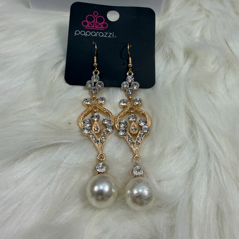 🩷5/$10🩷 paparazzi Gold Rhinestone and Pearl Drop Earrings - White Pearls